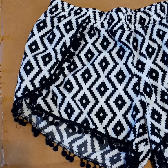 Patterned Shorts - Picture 2 of 3